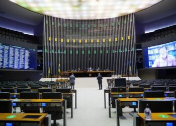 Aprovado projeto que suspende limite para emendas contra covid-19