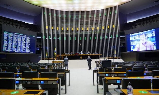 Aprovado projeto que suspende limite para emendas contra covid-19