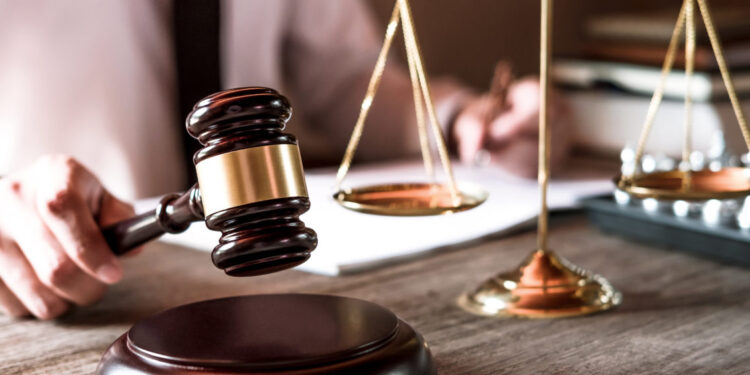 Cliente será indenizado por banco que efetuou descontos indevidos em sua conta