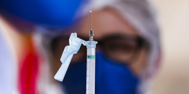 Câmara aprova projeto que facilita quebra de patentes para vacinas