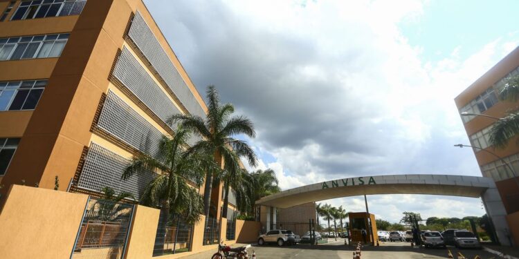 Por falta de dados mais robustos, Anvisa rejeita uso de CoronaVac para crianças e adolescentes