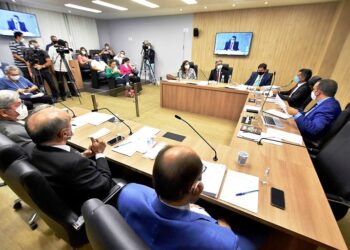 CPI da Covid ouve primeiros convocados sobre compra de EPIs