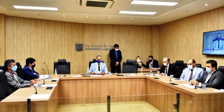 CPI da Covid é instalada, cobra informações sobre contratos e convoca depoimentos