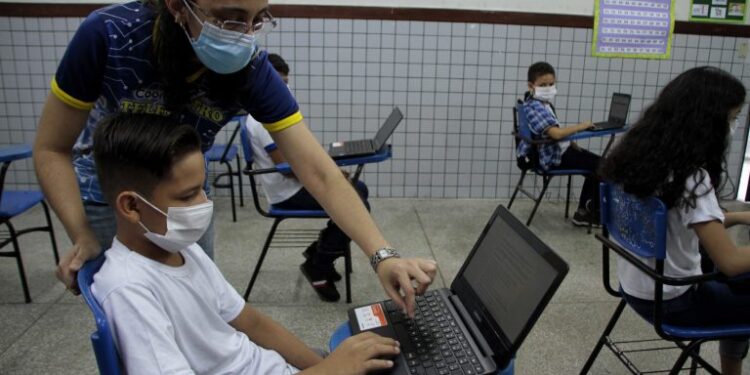 Senadores defendem foco na educação na implementação do 5G