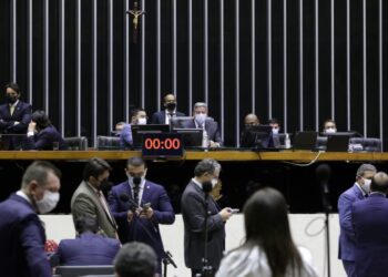 Câmara aprova reforma eleitoral em 2º turno e autoriza volta das coligações