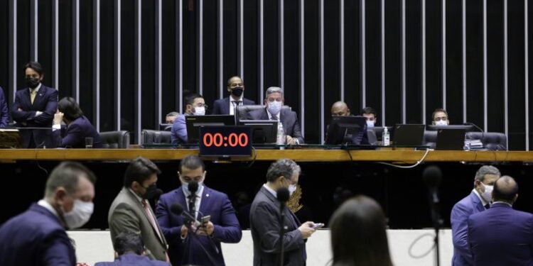 Câmara aprova reforma eleitoral em 2º turno e autoriza volta das coligações