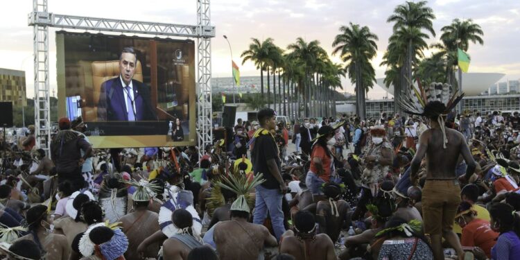 Indígenas seguem acampados no DF e aguardam decisão sobre demarcação