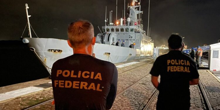 PF e Marinha apreendem mais de meia tonelada de haxixe a 180 km de Fernando de Noronha
