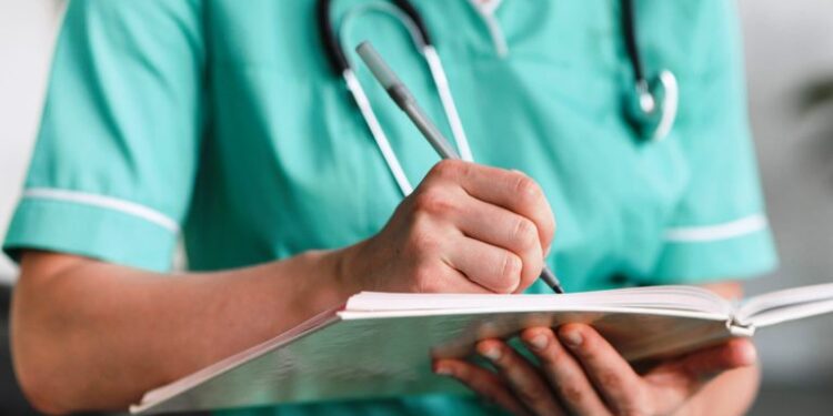 Enfermeiro não consegue transferência para cuidar de irmão em tratamento psiquiátrico