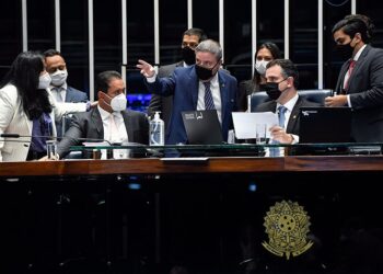 Senado aprova projeto de nova lei de improbidade, que volta à Câmara