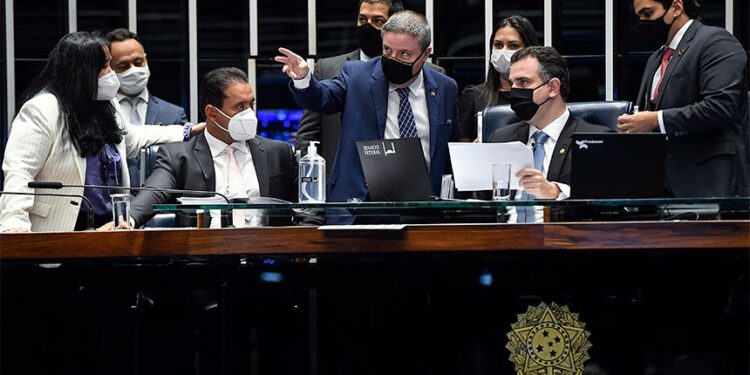 Senado aprova projeto de nova lei de improbidade, que volta à Câmara