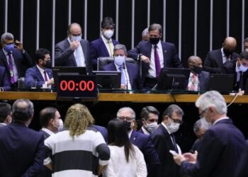 Câmara aprova texto-base de projeto que altera regras do Imposto de Renda