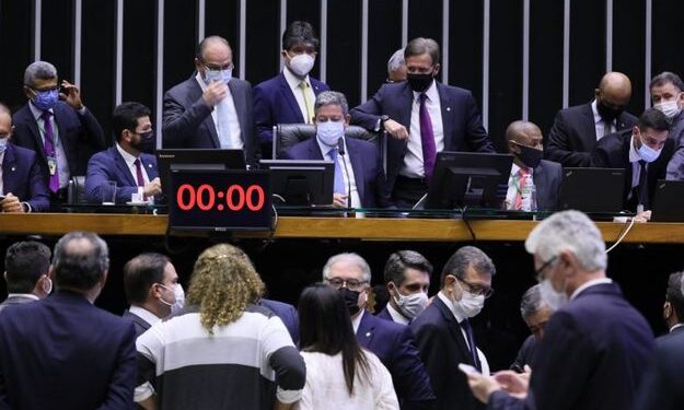 Câmara aprova texto-base de projeto que altera regras do Imposto de Renda