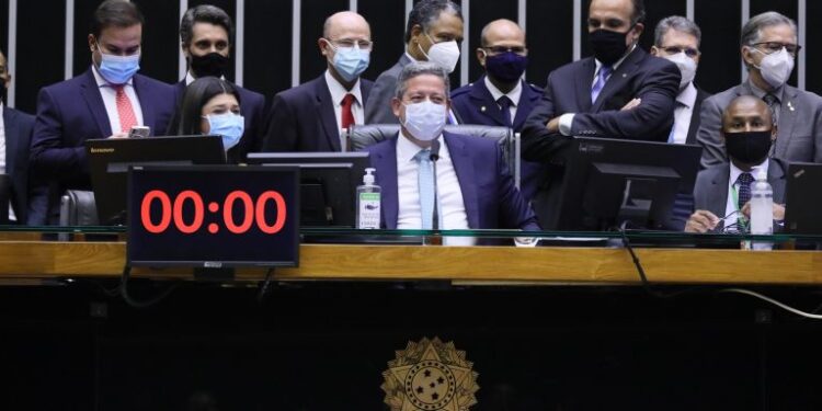 Câmara aprova novo Código Eleitoral com previsão de quarentena para juízes e policiais