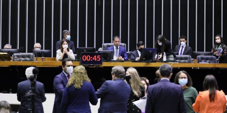 Congresso rejeita veto e restabelece proibição de despejo; confira outros vetos derrubados