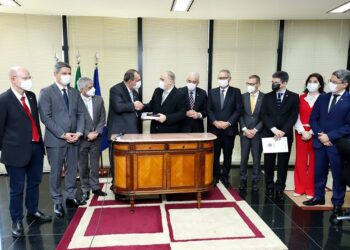 Senadores levam relatório final da CPI da Pandemia para PGR e STF