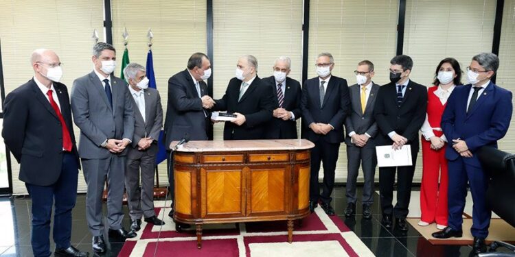 Senadores levam relatório final da CPI da Pandemia para PGR e STF