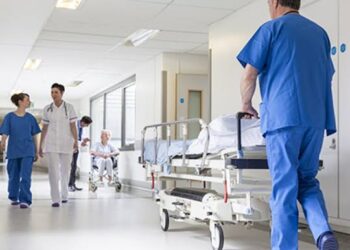 Porteiro que atuava como maqueiro em hospital receberá por risco biológico