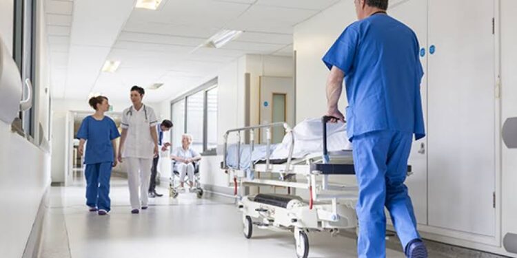 Porteiro que atuava como maqueiro em hospital receberá por risco biológico