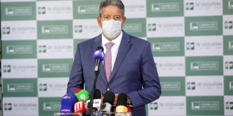 Lira quer votar na próxima semana alteração do ICMS dos combustíveis para baixar preços