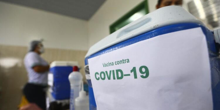 Brasil registra menor média móvel de mortes desde o início da pandemia