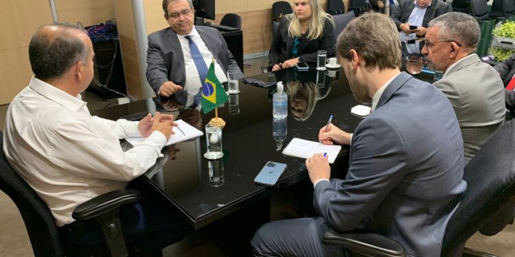 Em Brasília, prefeito trata de investimentos para obras da Pedra do Rosário e do Planalto