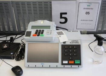 Em coletiva, ministro Barroso destaca segurança do voto na urna eletrônica