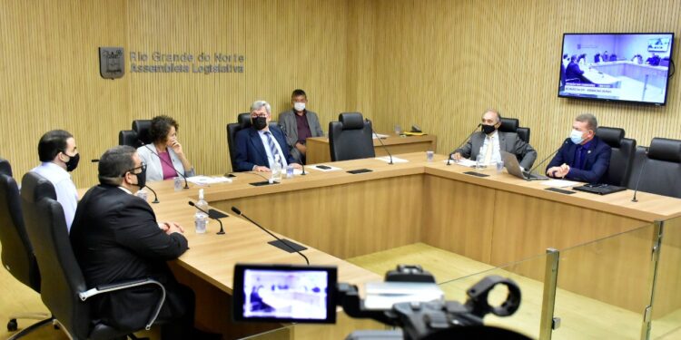 CPI da Arena recebe presidente de empresa responsável pelo contrato de construção