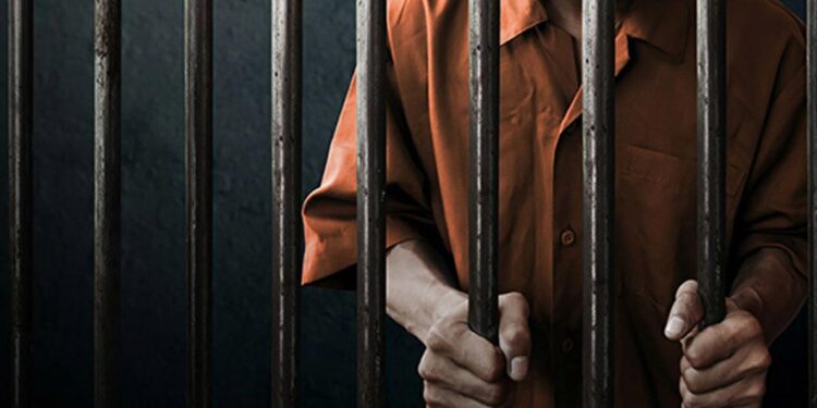 Homem que roubou veículo e fez saques em conta de idoso é condenado a oito anos de reclusão