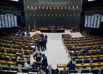 Com votos divididos da bancada do RN, Câmara aprova em primeiro turno texto-base da PEC dos Precatórios