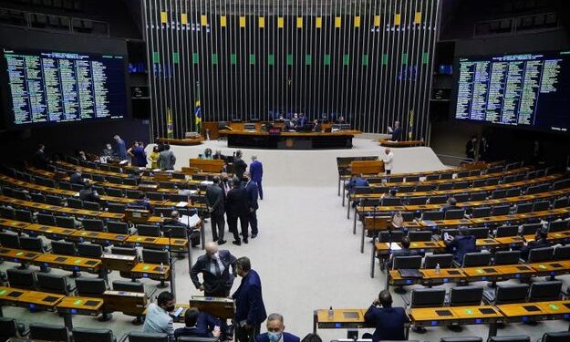 Com votos divididos da bancada do RN, Câmara aprova em primeiro turno texto-base da PEC dos Precatórios