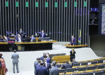 Aprovada em segundo turno, PEC dos Precatórios segue para votação no Senado