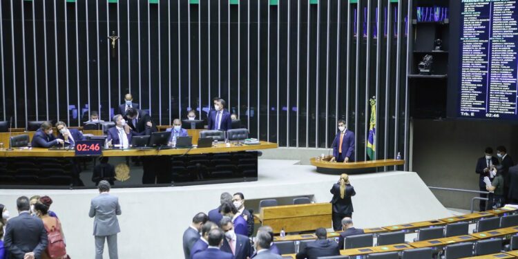 Aprovada em segundo turno, PEC dos Precatórios segue para votação no Senado