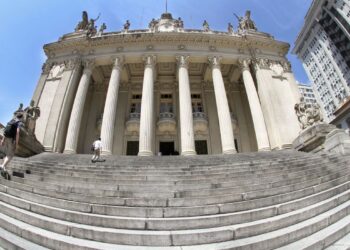 Em decisão que beneficia Flávio Bolsonaro, STJ anula provas de caso das “rachadinhas” na ALERJ