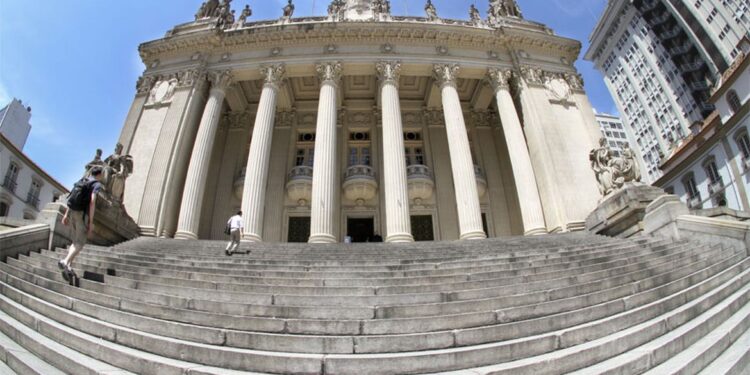 Em decisão que beneficia Flávio Bolsonaro, STJ anula provas de caso das “rachadinhas” na ALERJ