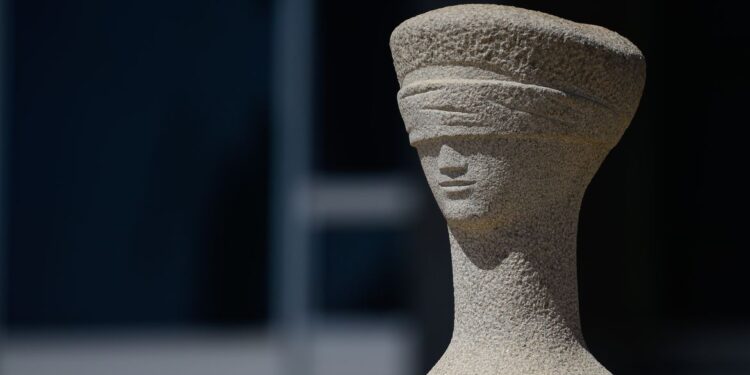 Suspensa portaria que proíbe demissão por falta de vacina