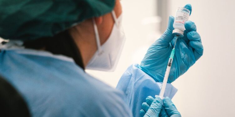 STF determina exigência de comprovante de vacina para entrar no país