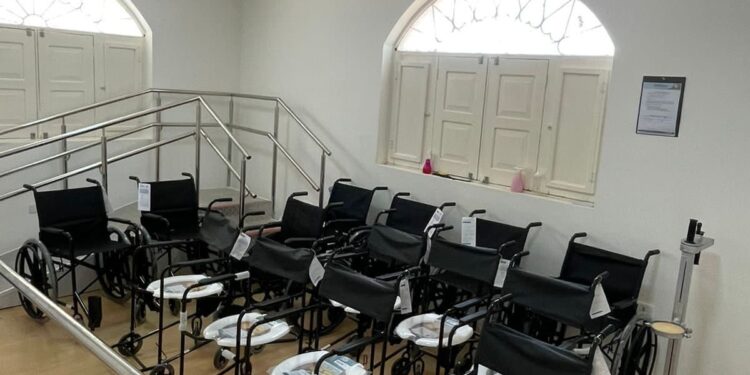 Abenção faz nova entrega de cadeiras de rodas a pacientes