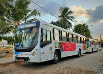 Ônibus iluminado leva clima natalino para as ruas de Natal