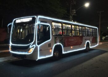 Mamãe Noel distribui panetones no ônibus natalino nesta quinta (23)