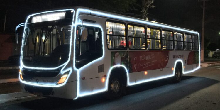 Mamãe Noel distribui panetones no ônibus natalino nesta quinta (23)