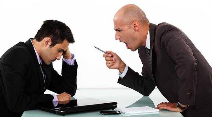 Vendedor xingado de “gordo malamanhado” consegue rescisão indireta e indenização