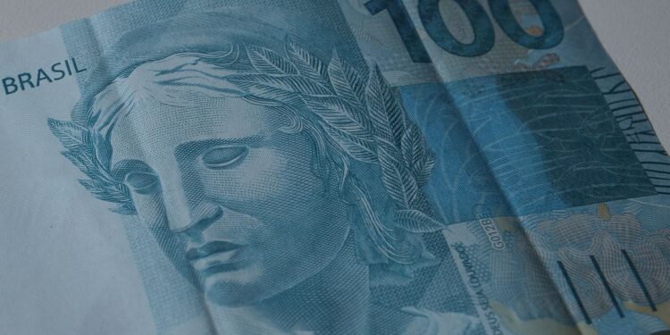 Relator do Orçamento propõe salário mínimo de R$ 1.210 em 2022