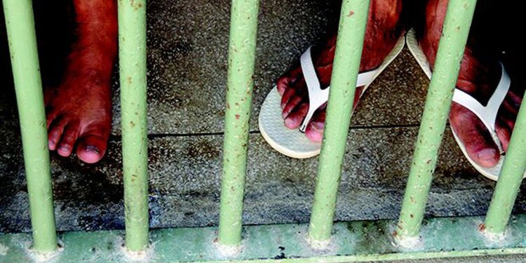 Um terço dos presos relata violência na hora da prisão, diz Defensoria