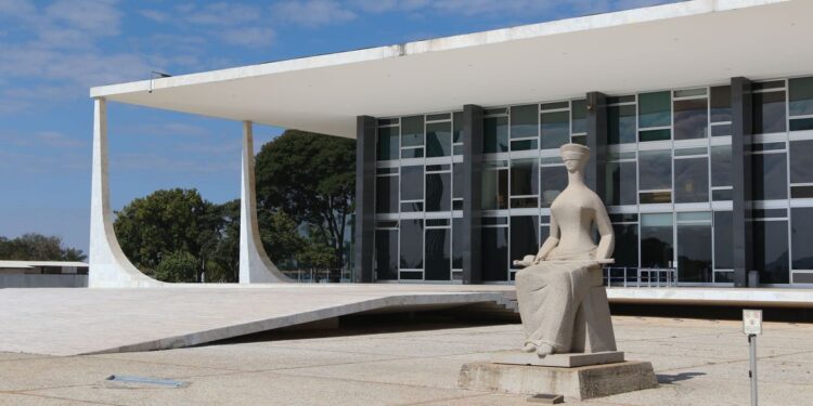 STF explica exigência de prova de vacinação para entrar no país