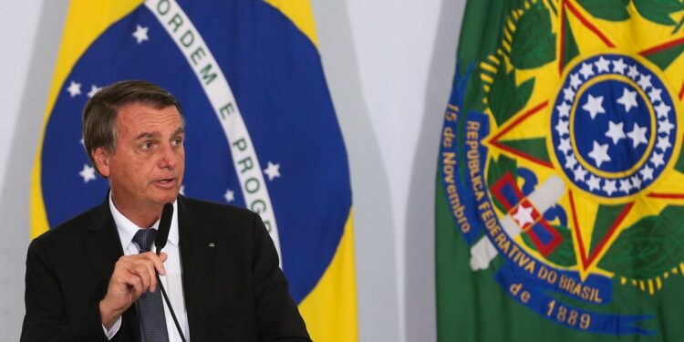 Bolsonaro é internado em São Paulo com desconforto abdominal