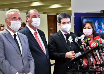 Avanço da ômicron e apagão de dados levam senadores a cogitar nova CPI