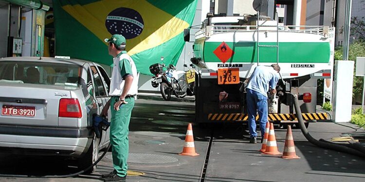 Senadores reagem ao crescente aumento de preços dos combustíveis no país