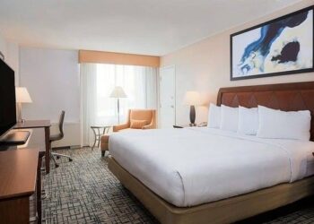 Sindicato não consegue que taxa cobrada de hóspedes seja distribuída como gorjeta