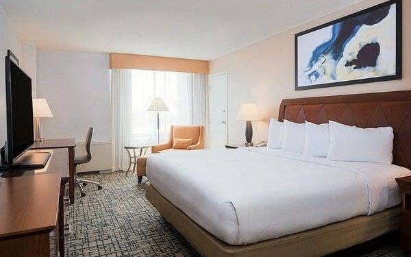 Sindicato não consegue que taxa cobrada de hóspedes seja distribuída como gorjeta